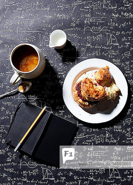 Kaffee  Frühstücksgebäck mit Himbeermarmelade auf Tafelhintergrund   Draufsicht
