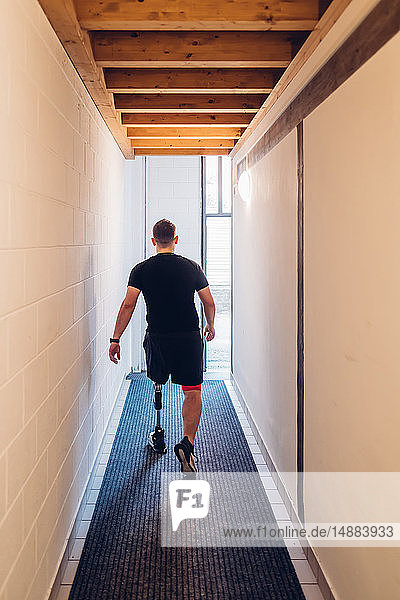 Mann mit Beinprothese geht weg