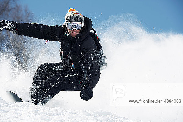 Männlicher Snowboarder rast den Berg hinunter  Alpe-d'Huez  Rhône-Alpes  Frankreich
