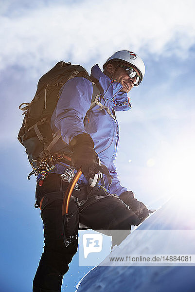 Bergsteiger besteigt Berg bei strahlendem Sonnenschein  Chamonix  Rhône-Alpen  Frankreich