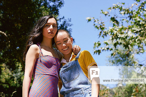 Zwei junge Freundinnen im Park  Porträt  Los Angeles  Kalifornien  USA