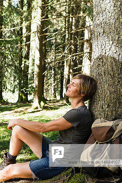 Frau entspannt sich im Wald  Sonthofen  Bayern  Deutschland