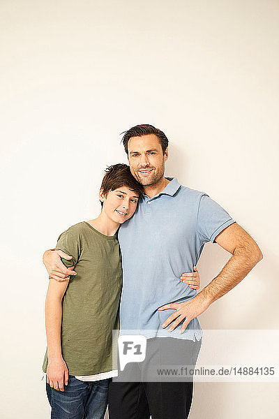 Junge und Vater mit den Armen umeinander gelegt  Porträt