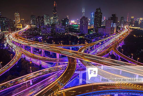 Neun Drachenkreuzung bei Nacht  Hochwinkelansicht  Shanghai  China