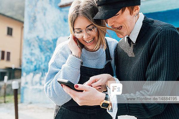 Beste Freunde lachen über SMS  Rezzago  Lombardei  Italien