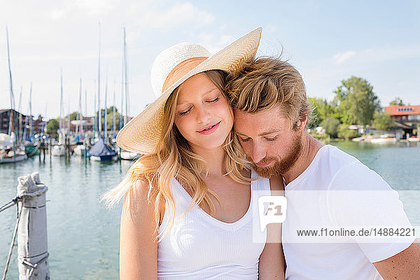 Romantisches junges Paar auf einem Segelboot auf dem Chiemsee  Bayern  Deutschland