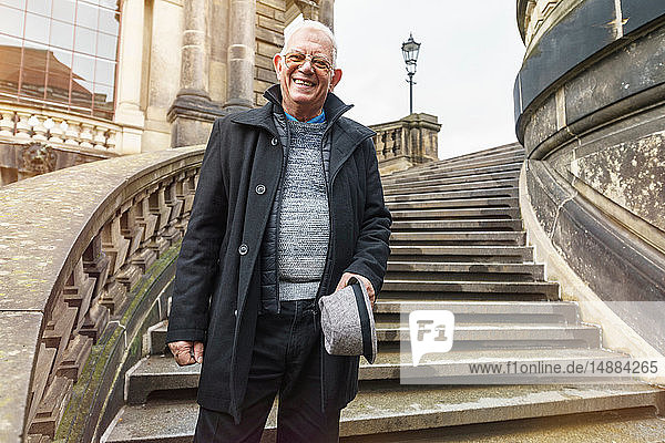 Älterer Mann erkundet auf Treppe stehende Stadt  Dresden  Sachsen  Deutschland
