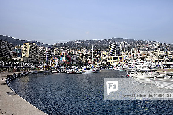 Monaco  Monte Carlo  Blick über den Hafen und La Condamine