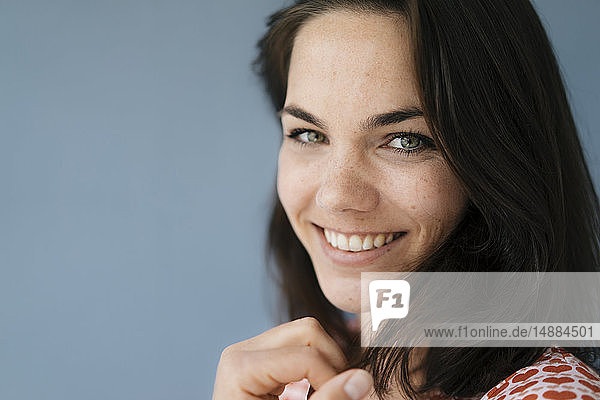 Porträt einer hübschen Frau  die fröhlich lächelt