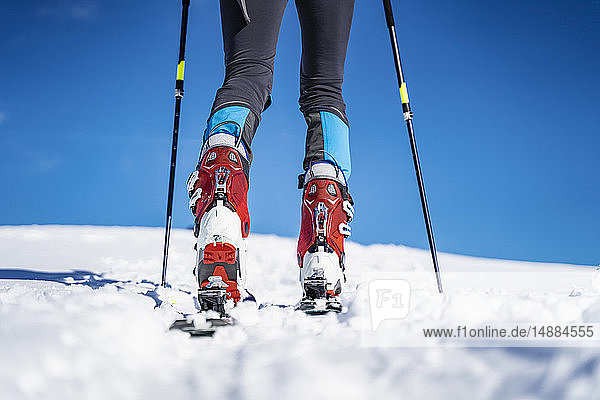 Beine eines Mannes auf einer Skitour im Winter in den Bergen