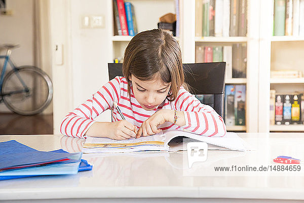 Kleines Mädchen macht Hausaufgaben