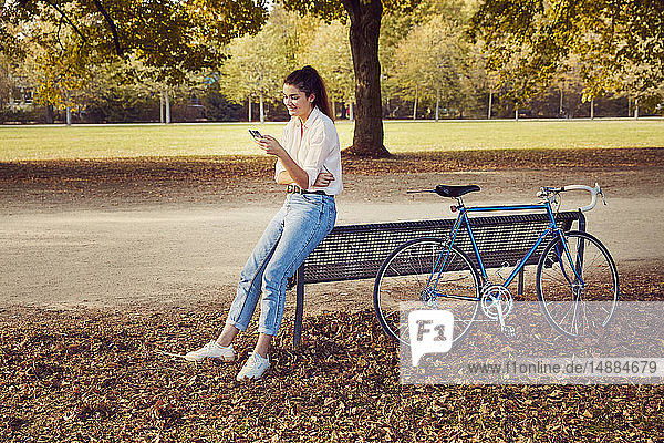 Junge Frau macht eine Pause in einem Park