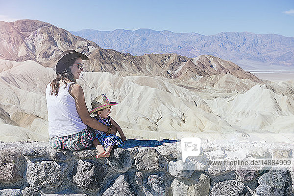USA  Kalifornien  Death Valley National Park  Canyon des Twenty Mule Team  Mutter und kleines Mädchen sitzen an der Wand