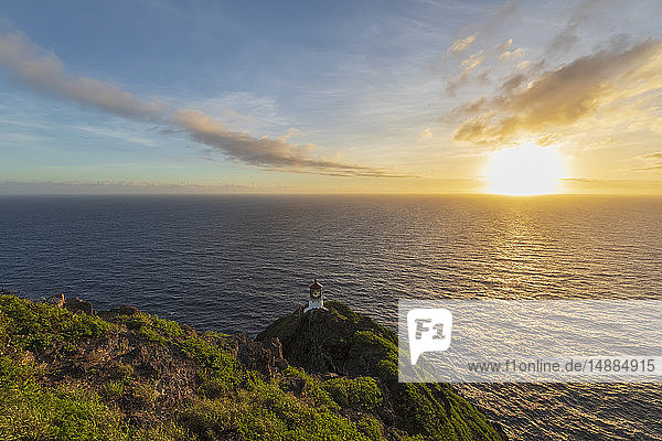 USA  Hawaii  Oahu  Honolulu  Blick vom Makapu'u Point  Leuchtturm bei Sonnenaufgang