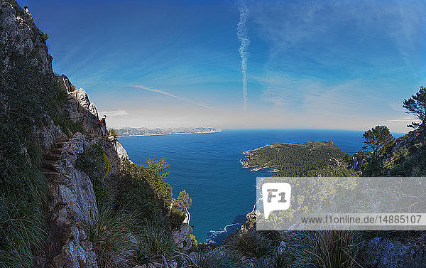 Spanien  Balearen  Mallorca  Halbinsel Alcudia  Blick zum Cap des Pinar  Wanderer