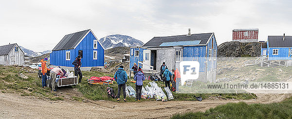 Grönland  Sermersooq  Kulusuk  Schweizerische Alpen  Gruppe von Leuten  die ihr Lager aufschlagen