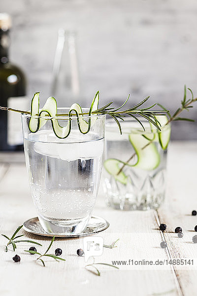 Gin Tonic mit Rosmarin und Gurke