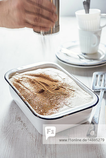 Tiramisu mit Kokosnuss- und Cashewcreme  Kakaostreuer