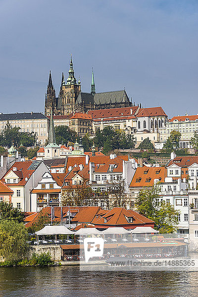 Tschechische Republik  Prag  Blick auf die Prager Burg und die Moldau