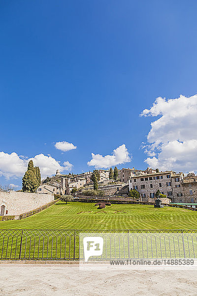 Italien  Umbrien  Assisi  Stadtgebäude und Garten von der Basilika des Heiligen Franz von Assisi