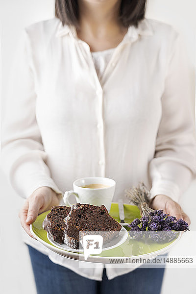 Hausgemachter Schokoladenkuchen und eine Tasse Kaffee auf dem Teller