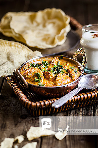 Indisches Butterhuhn mit Papadam, Reis und Lassi