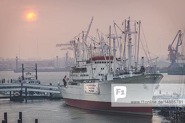 Deutschland  Hamburg  Sonnenaufgang über dem Museumsfrachtschiff Cap San Diego