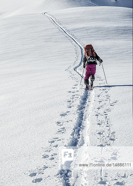 Schweiz  Bagnes  Cabane Marcel Brunet  Mont Rogneux  Frau beim Skitourengehen in den Bergen