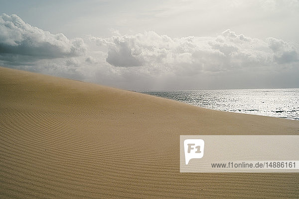 Spanien  Tarifa  Blick von der Sanddüne auf das Meer