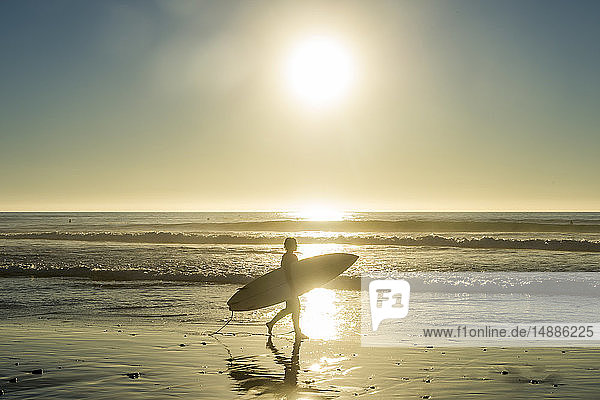 USA  Kalifornien  Del Mar  Surfer am Strand gegen die Sonne