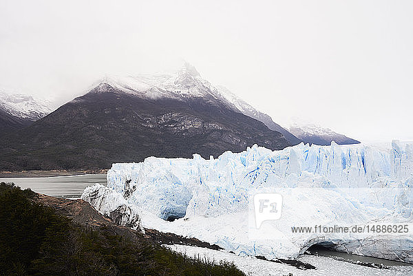 Argentinien  Patagonien  gebrochenes Eis vom Gletscher im Perito-Moreno-Gletscher