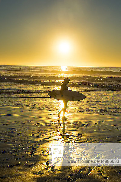 USA  Kalifornien  Del Mar  Surfer am Strand bei Sonnenuntergang