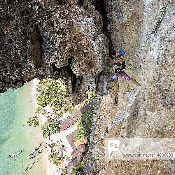 Thailand  Krabi  Tonsai-Strand  Frau klettert in Felswand