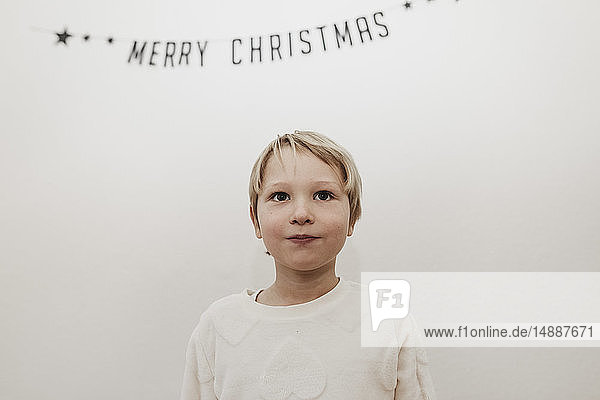 Blonder Junge freut sich auf Weihnachten