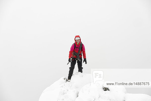 Großbritannien  Schottland  Glen Spean  Frau auf dem Gipfel von Beinn a Caorainn im Winter