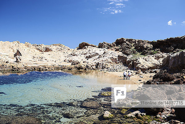 Spanien  Menorca  Familie gemeinsam am Strand entspannen