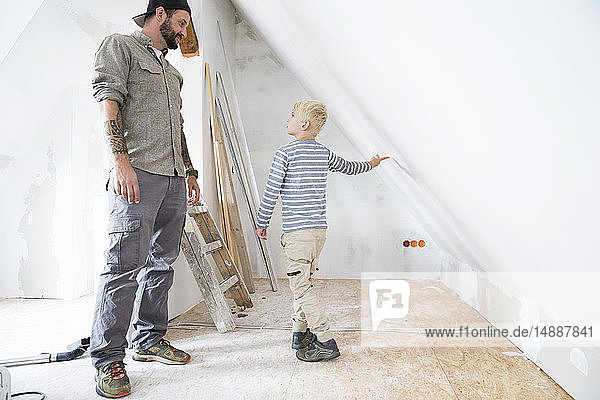 Vater und Sohn planen Dachbodenausbau