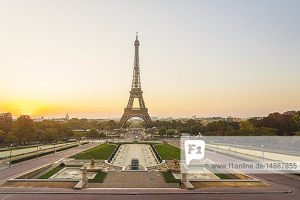Frankreich  Paris  Eiffelturm in der Dämmerung
