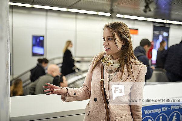 Österreich  Wien  junge Frau schaut auf die Karte in der U-Bahn-Station