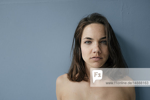 Porträt einer hübschen Frau mit nackten Schultern