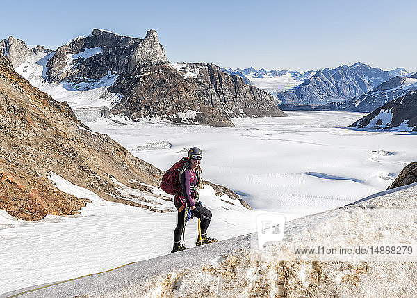 Grönland  Sermersooq  Kulusuk  Schweizer Alpen  Porträt eines lächelnden Bergsteigers im Schnee