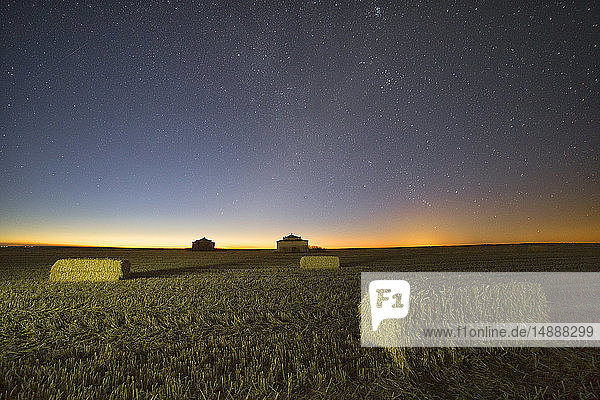 Spanien  Provinz Zamora  Taubenschlag in Otero de Sariegos  Feld bei Nacht