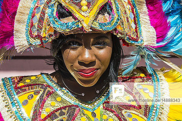 Bahamas  Nassau  Frau posiert in farbenfrohem Karnevalskostüm