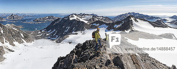 Grönland  Sermersooq  Kulusuk  Schweizer Alpen  Bergsteiger auf dem Gipfel