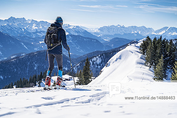Deutschland  Bayern  Brauneck  Mann auf einer Skitour im Winter in den Bergen