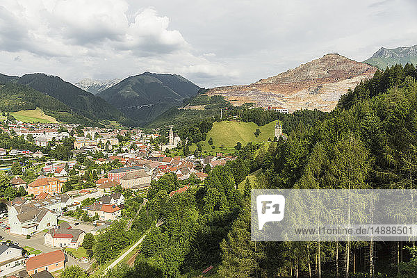 Österreich  Steiermark  Eisenerz mit Erzberg im Hintergrund
