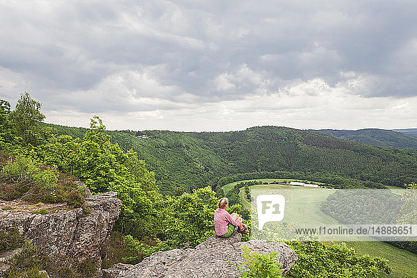 Deutschland  Nordrhein-Westfalen  Eifel  Region Nideggen  Wanderer mit Blick vom Eugenienstein zum Hohen Venn - Naturpark Eifel