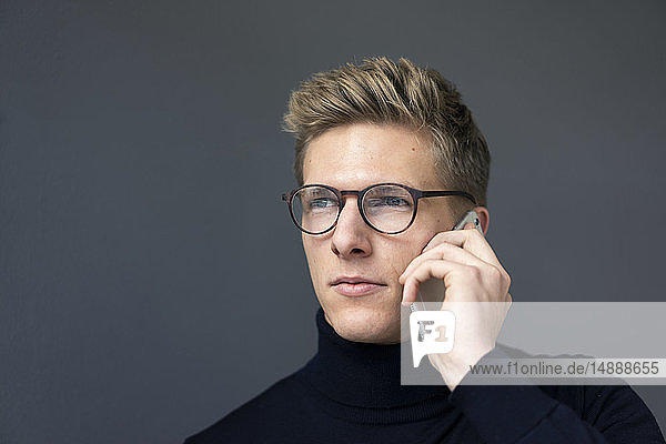 Porträt eines jungen Mannes am Mobiltelefon