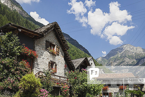 Schweiz  Tessin  Sonogno  typische historische Steinhäuser