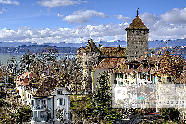 Schweiz  Freiburg  Murten  Blick auf Schloss Murten  Altstadt  im hinteren Murtensee